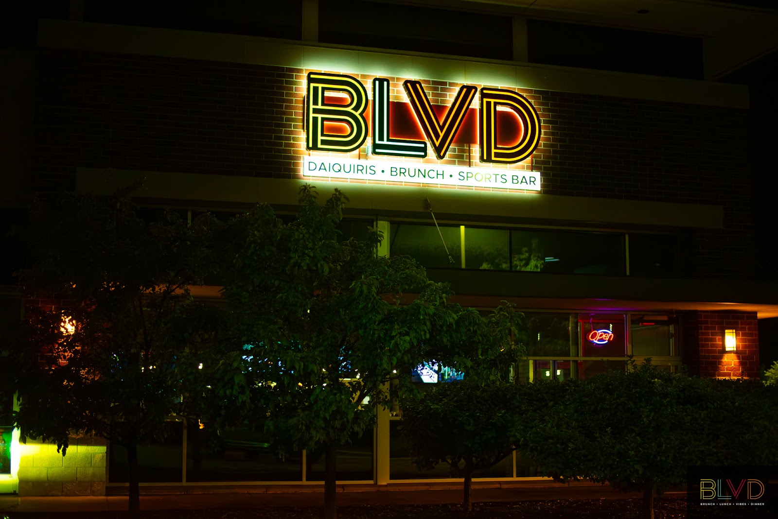 BLVD: Brunch Lunch Vibes Dinner (Daiquiris Wings & Seafood) main photo